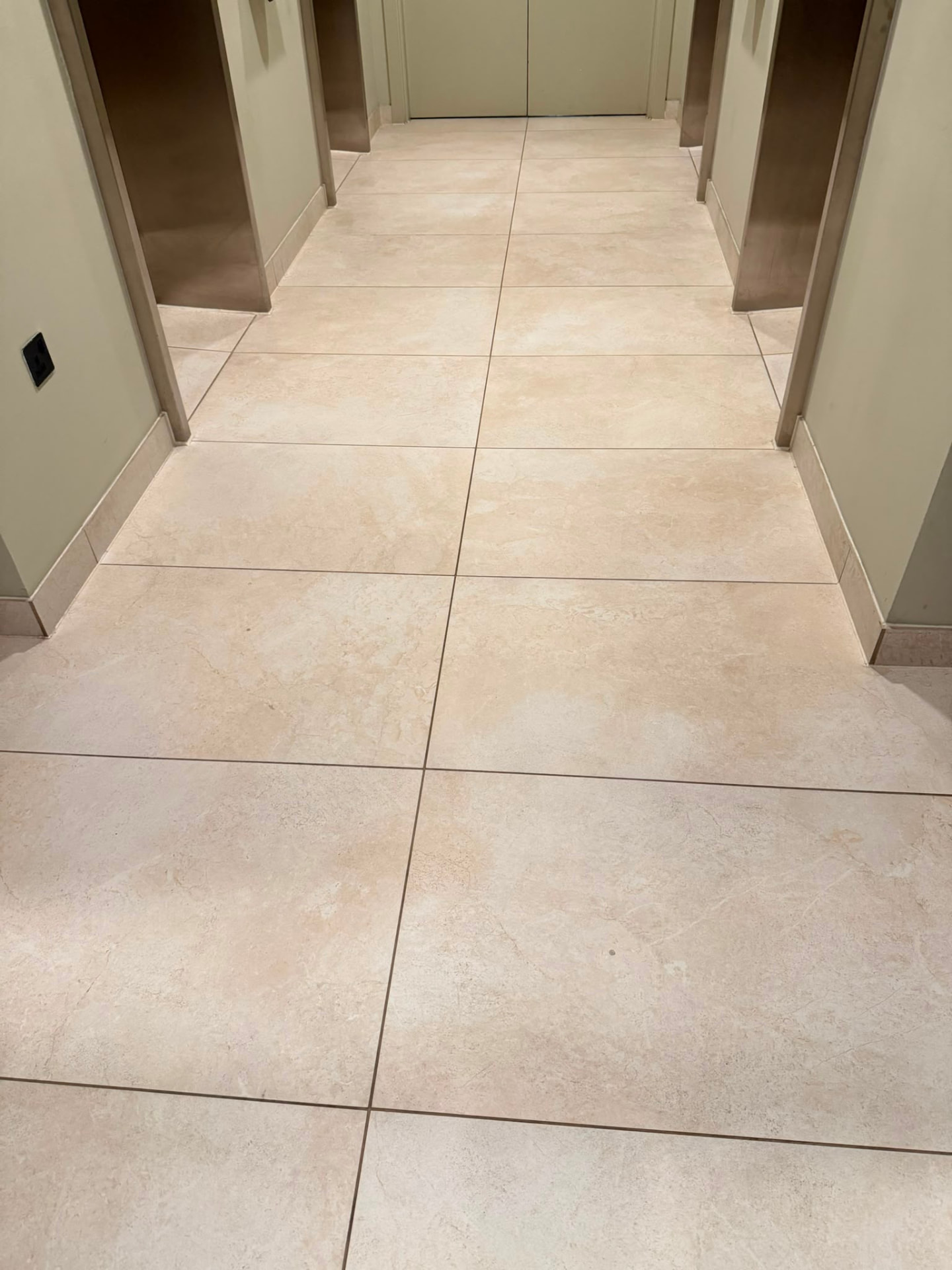 Streak-free corridor tiles